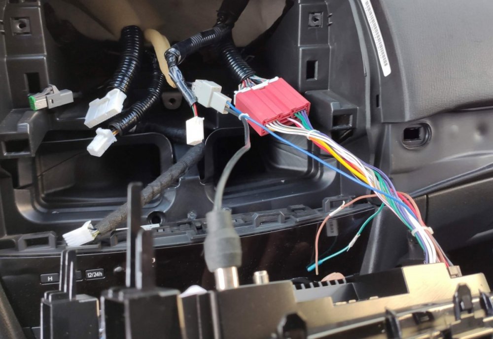 Mazda6-radio-in-kabli.jpg