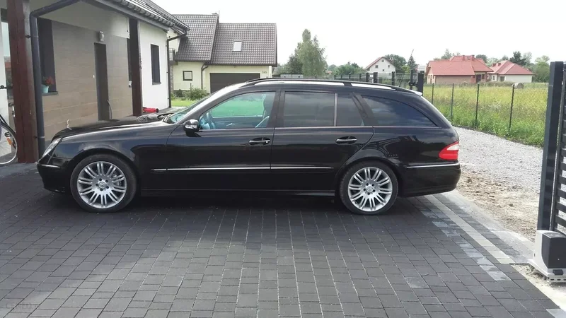 i-mercedes-benz-klasa-e-w211-2005-224km-kombi-czarny.webp