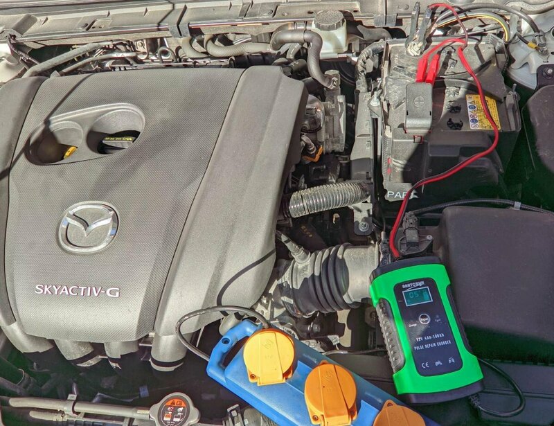Mazda_polnjenje_akumulatorja.jpg