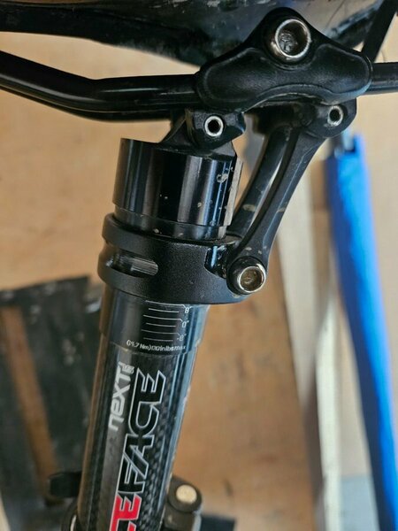 RACEFACE KARBON SEDEŽNA GIANTr.jpg